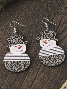Leopard Snowman Dangle Earrings – Christmas Holiday Statement Jewelry